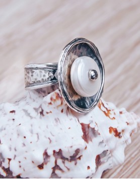 Кольцо со вставкой из жемчуга